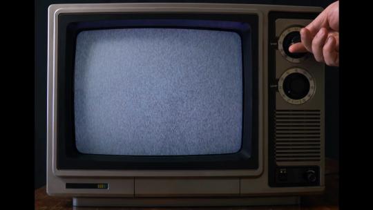 老式电视机打开出现雪花视频素材模板下载