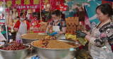 成都街头市民端午节包粽子高清在线视频素材下载