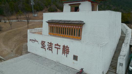 西藏旅游风光318国道鲁朗小镇圣洁宁静房屋