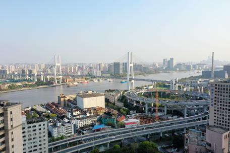 上海南浦大桥车流涌动