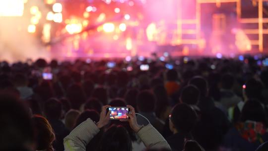 城市夜晚摇滚音乐节演出表演舞台观众现场视频素材模板下载