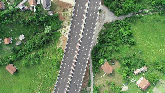 无人机俯瞰正在建设中的公路桥梁