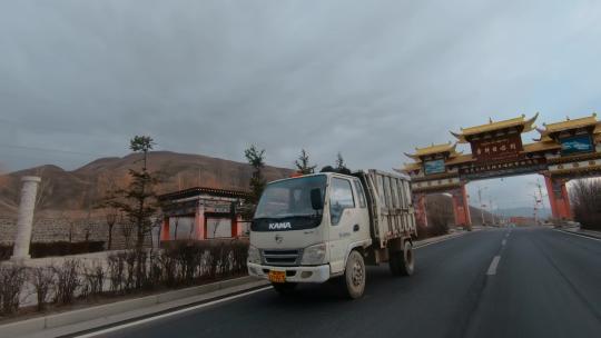 西藏旅游风光车窗外日喀则牌坊