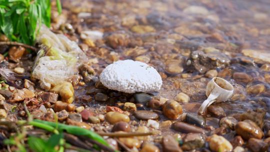 白色垃圾废弃泡沫河水污染环境保护视频素材模板下载