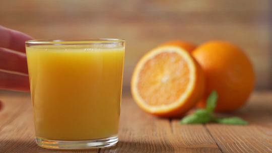 橙子和倒橙汁特写橙子橙汁视频素材模板下载