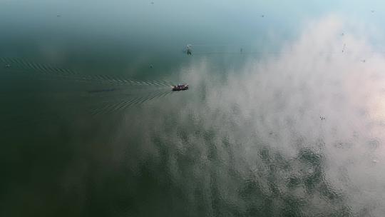 乡村振兴湖面上一艘小船