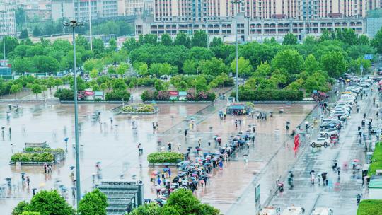下雨天郑州火车站西广场地铁站排队延时摄影
