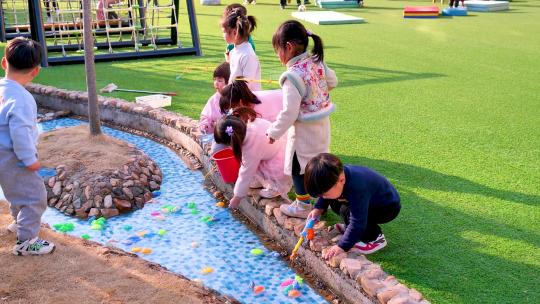 幼儿园孩子玩耍 快乐成长 小朋友户外活动