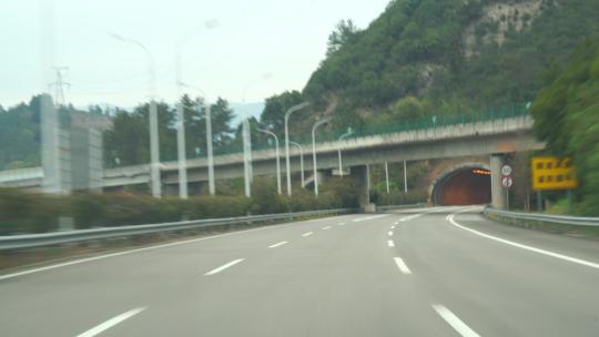 高速公路行驶进入隧道开车第一视角行车记录视频素材模板下载