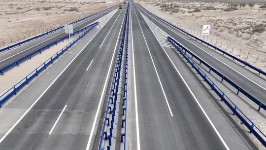 4k航拍新疆沙漠高速
