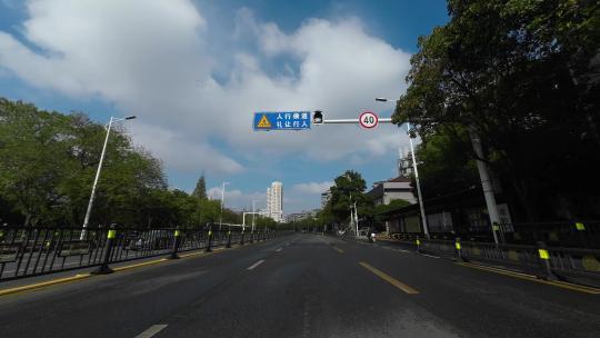 汽车行驶在城市道路上