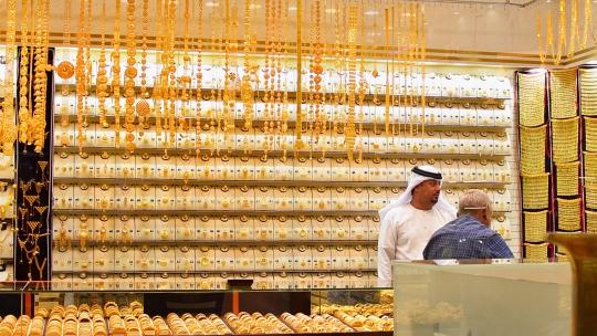 卖家与客户交谈