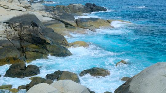 海边波涛汹涌浪花 蓝色海浪拍打礁石岩石