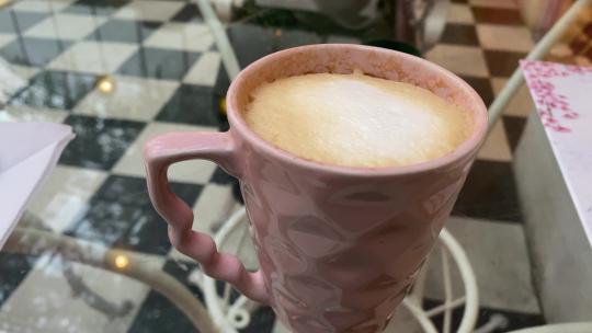 卡布奇诺咖啡在粉红色的杯子里
