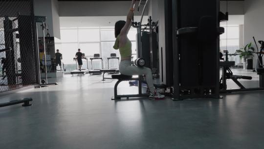 与健身房有关的运动设备以及健康生活方式