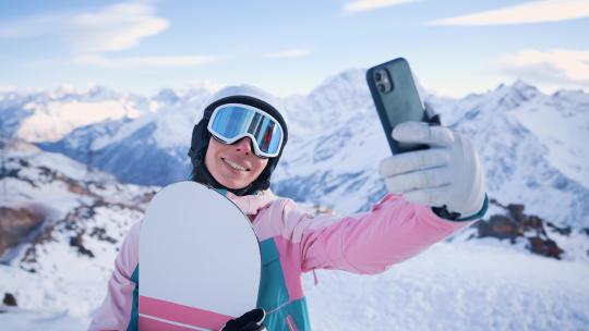滑雪上的女人在视频通话
