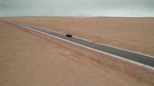 西藏旅游风光317国道路旁小轿车远景视频素材模板下载