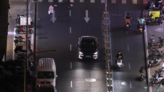 夜晚行驶在路上的车辆、货拉拉骑手快递小哥视频素材模板下载