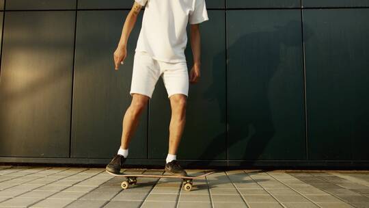 一个年轻人在滑板上做踢腿翻转戏法