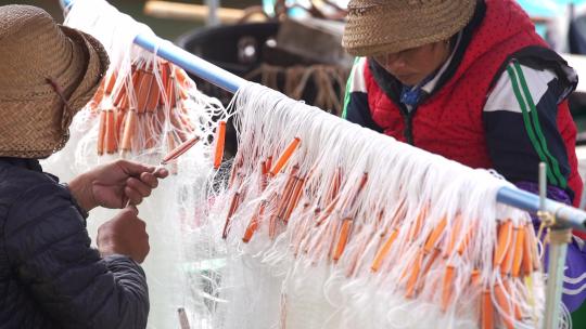 海南织渔网的渔民视频素材模板下载