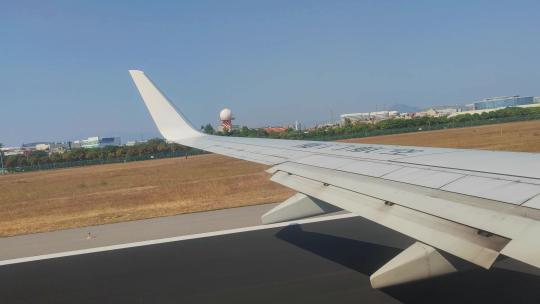 厦门高崎国际机场跑道上起飞的山东航空航班