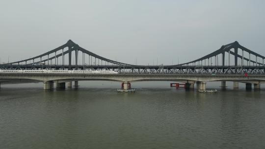 高铁火车驶过桥在江面