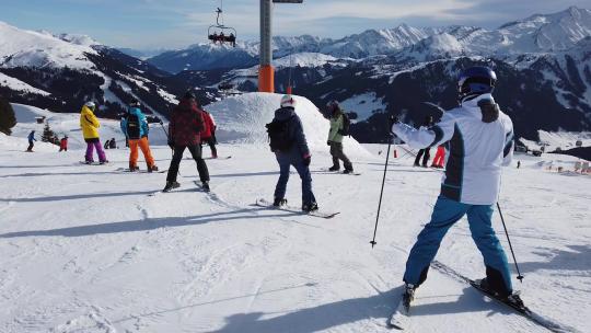 许多人在山上滑雪