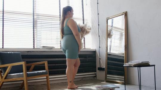 胖女孩照镜子 肥胖视频素材模板下载
