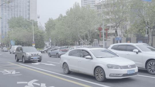 青岛马路街景汽车