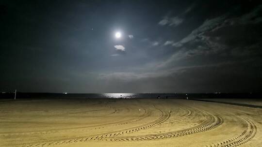从海滩上看满月