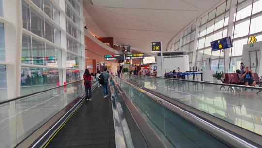 四川成都天府国际机场航站楼自动扶梯的旅客