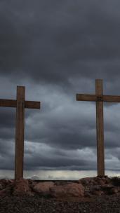 垂直视频不祥的风暴云与三个基督教十字架潘