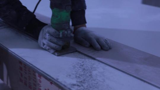 工地施工切割机切木板