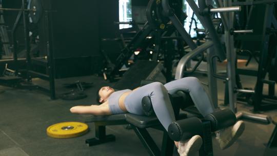 女性穿运动内衣在健身房锻炼
