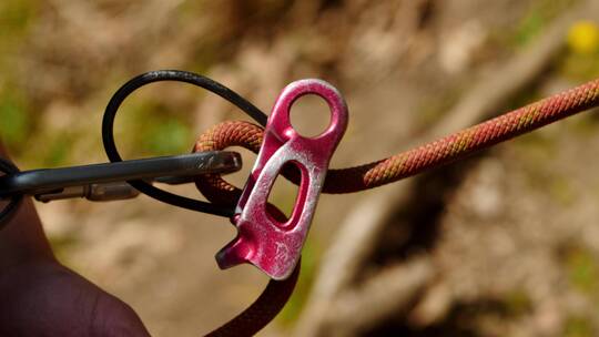 用于登山的带锁钩的绳子特写