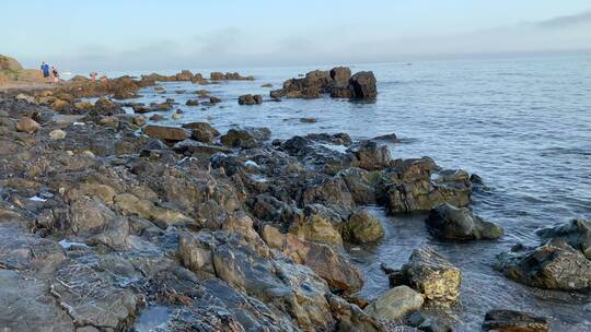 海岸边形成的岩石