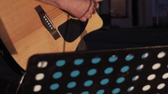 男人在晚上演奏吉他视频素材模板下载
