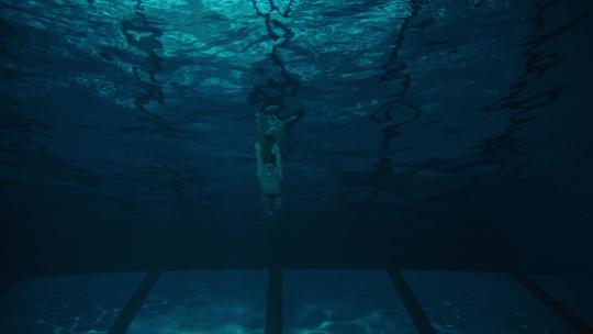 游泳运动员在泳池游泳的特写高清在线视频素材下载