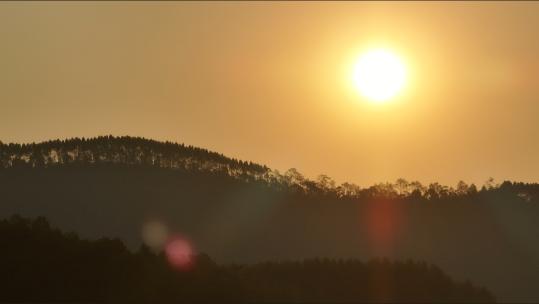 云南山脊夕阳日落 山脊上的植物剪影日落视频素材模板下载