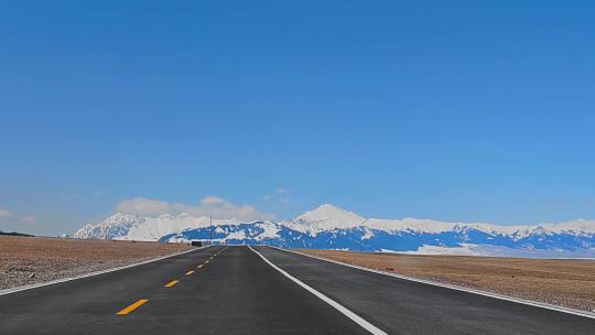 自驾游北疆雪山下的赛里木湖环湖公路