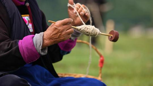 藏族妇女纺线织布劳作手工生活视频素材模板下载