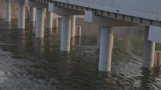 大桥桥墩下河水缓缓流动