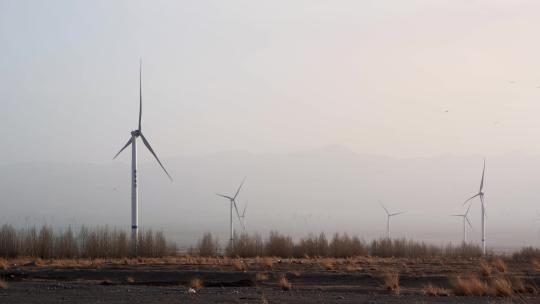 青海戈壁滩风力发电大风车视频素材模板下载