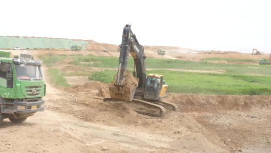 挖掘机 挖土 运输 清理河道 车辆视频素材模板下载