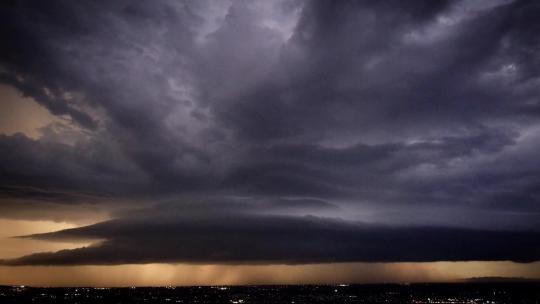 城市上空乌云密布电闪雷鸣城市夜晚雷阵雨