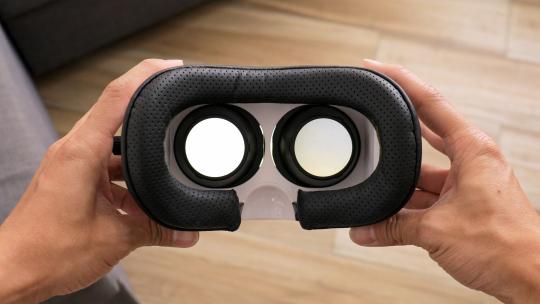 手拿VR眼镜主视觉