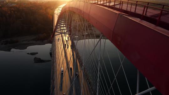 日落背景下的巨型索桥