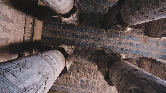 埃及神庙的彩绘天花板