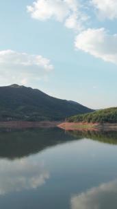 蓝天白云湖泊湿地自然风光4k航拍空镜