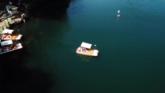 湖上的一艘小船